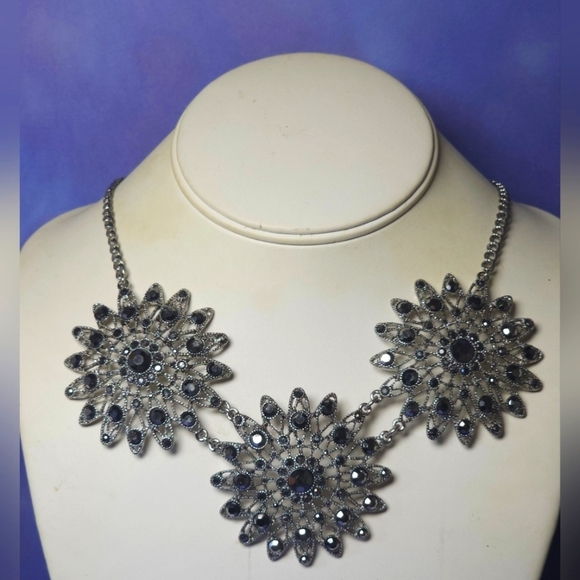 Liz Claiborne Silver Tone & Gray Triple Floral Pendant Bib Necklace - Picture 1 of 10